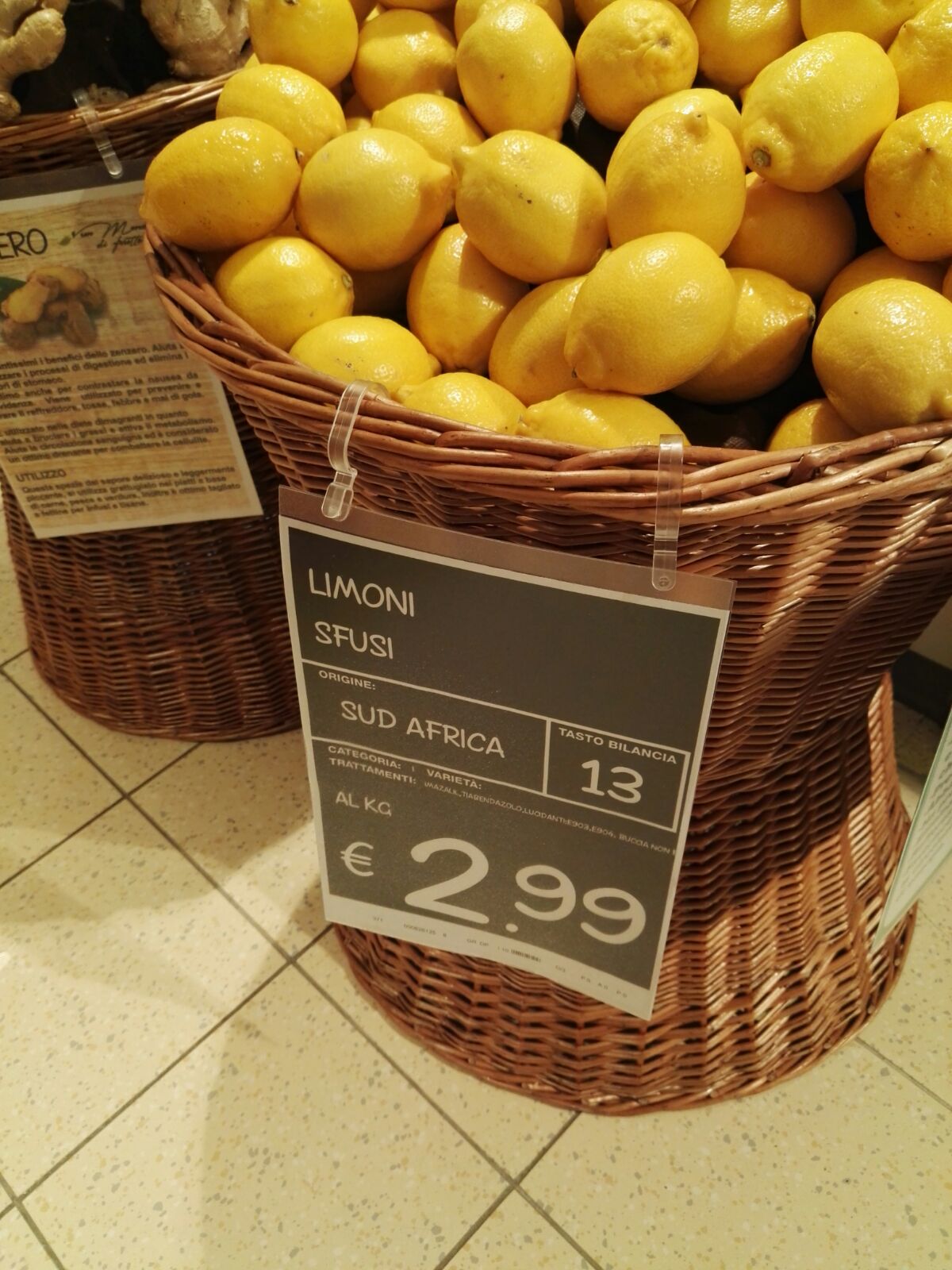 Limoni sfusi origine Sudafrica venduti in un supermercato di Palermo