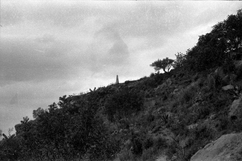 Monte San Mauro - Caltagirone. In alto la stele eretta da Concetto Gallo in memoria della battaglia del 29 dicembre 1945